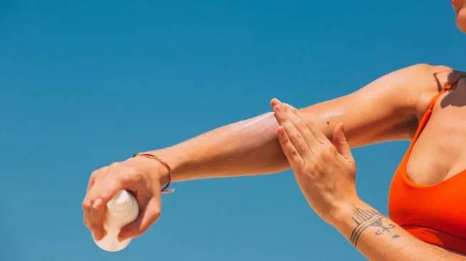 How Do Sunscreens Work with Moisturizers