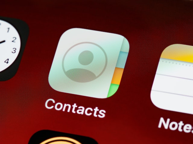 red and white contacts icon