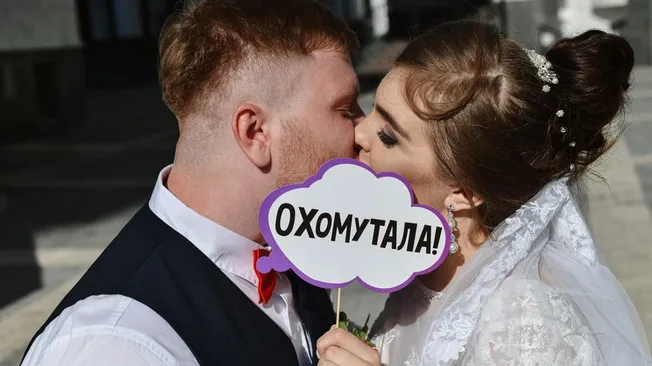 Ему 51..ей 12!... Что бы вы сделали, увидев такую свадьбу на улицах вашего города?