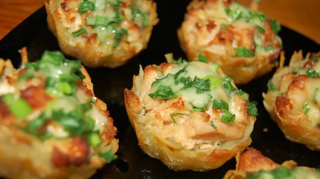 Тарталетки из картофеля с куриным филе под чесночно-сырным соусом