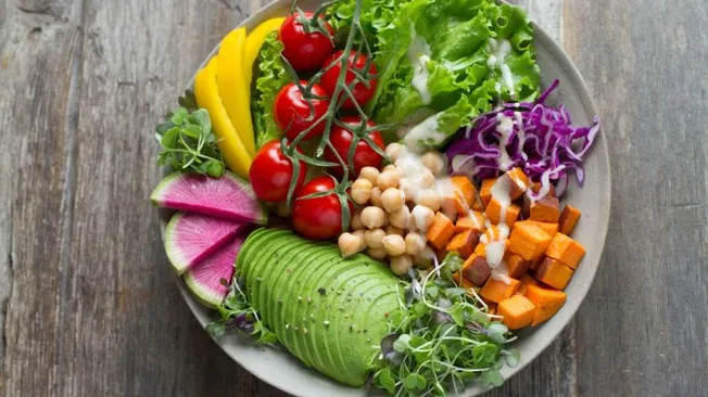 Eating Healthy while Traveling: a Guide to Balanced Diet