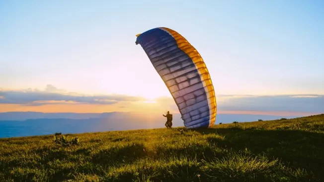 Paragliding Paradises: Soaring over Stunning Scapes