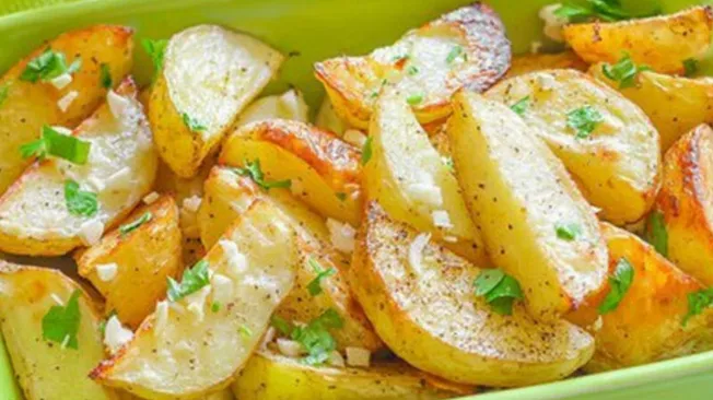 Картофель в духовке по-гречески: Так вкусно, что не нужны ни мясо, ни салат - Готовим вкусно