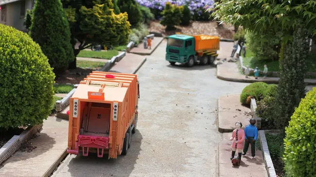Waste Management Roll off Truck
